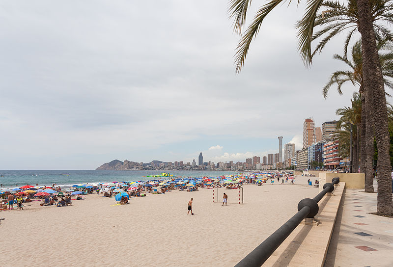 File:Playa de Poniente, Benidorm, España, 2014-07-02, DD 26.JPG