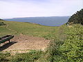 Poullan-sur-Mer : la Pointe de la Jument (détail). A l'arrière-plan, le Cap de la Chèvre (presqu'île de Crozon).