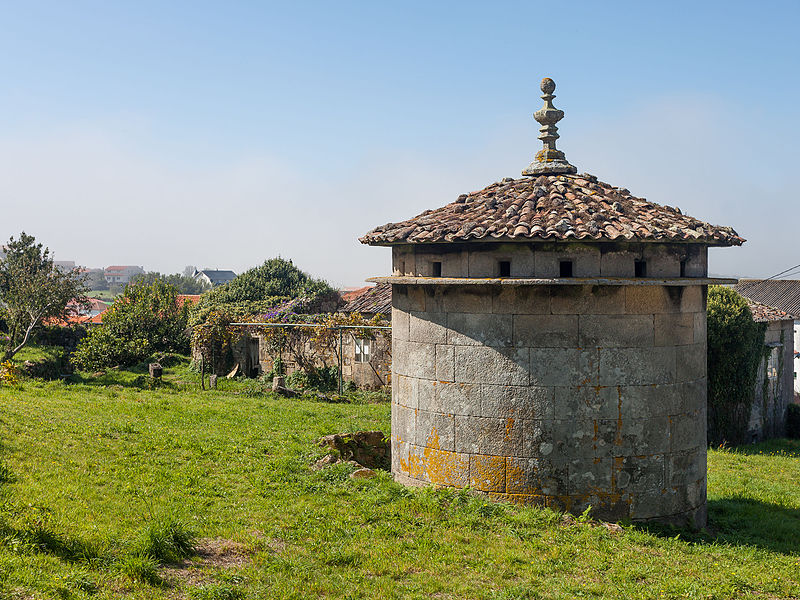 File:Pombal á par do hórreo de Lira. Carnota. Galiza-3.jpg