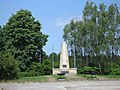 Monumento al falintoj malantaŭ la vilaĝo