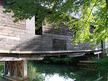 Le pont de bois couvert au lieu-dit Le Pont Renaud, au Pont-Chrétien-Chabenet en 2008