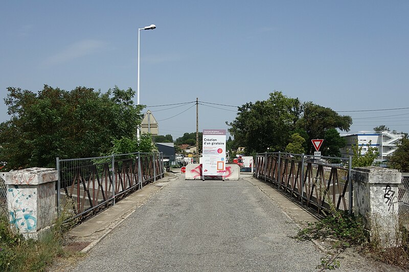 File:Pont de la voie ferrée, route de Larcoutensourt (Fenouillet).jpg