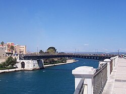 Jembatan yang menjadi simbol Taranto