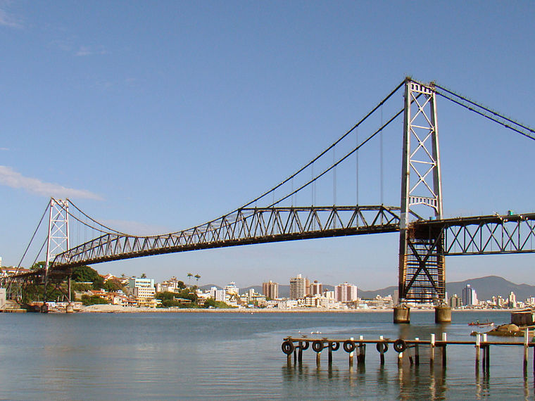 Vue sur le pont suspendu Hercílio Luz à Florianópolis, qui relie l