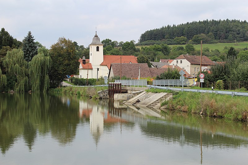 File:Popovice kostel sv. Jakuba Většího pohled přes hráz z jižního břehu rybníka.JPG
