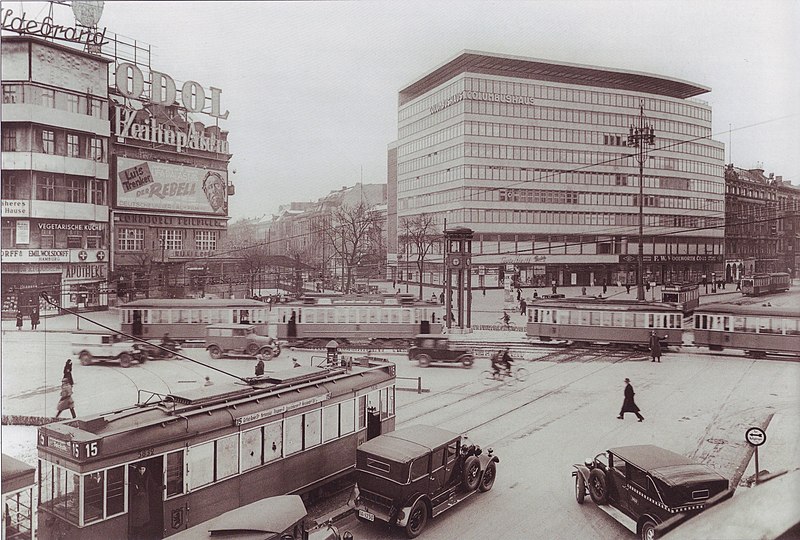 File:Potsdamer Platz mit Columbushaus, 1932.jpg