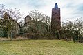 Schloss Pouch mit dem erhaltenen Bergfried der abgegangenen Burg Pouch, Sachsen-Anhalt