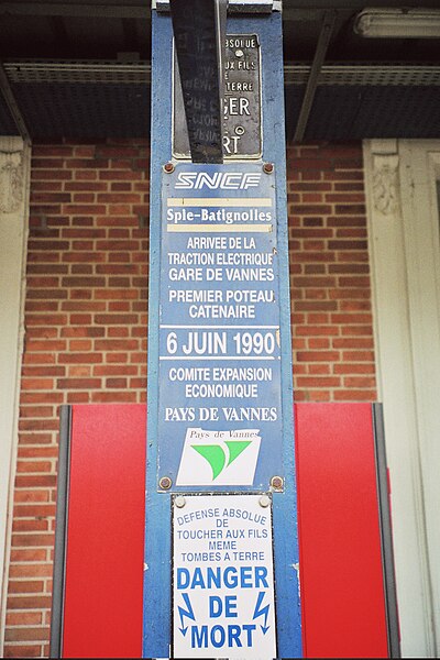 Datei:Premier Poteau Catenaire-Gare de Vannes, 2010.jpg