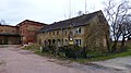 Wohnstallhaus (Nr. 12) und Auszugshaus (Nr. 10, mit Kumthalle) eines Bauernhofes, dazu die Reste der Hofmauer