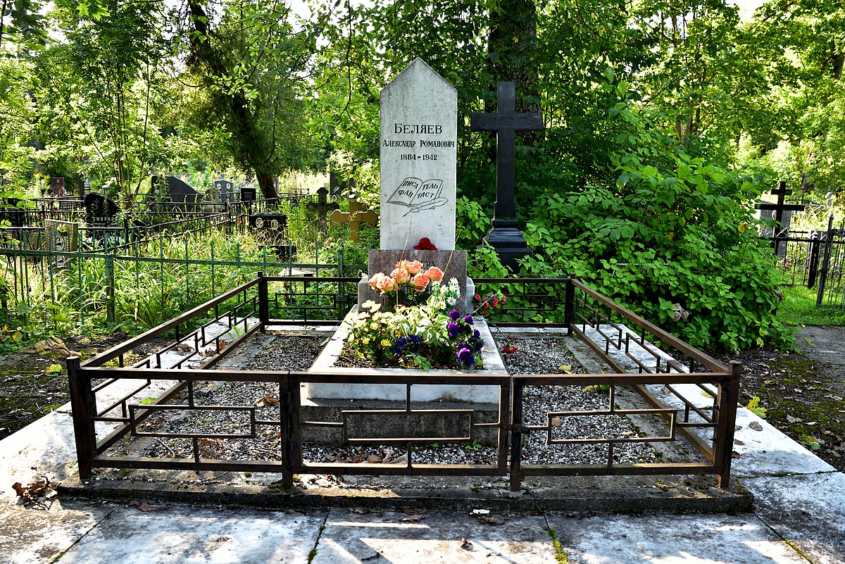 Файл:Pushkin. Kazan cemetery. Grave of A. R. Belyaev (1884-1942), science  fiction writer.jpg — Путеводитель Викигид Wikivoyage