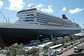 Queen Mary 2 dilimbungkan pada pangkalan naval, Woolloomooloo di Sydney, Australia