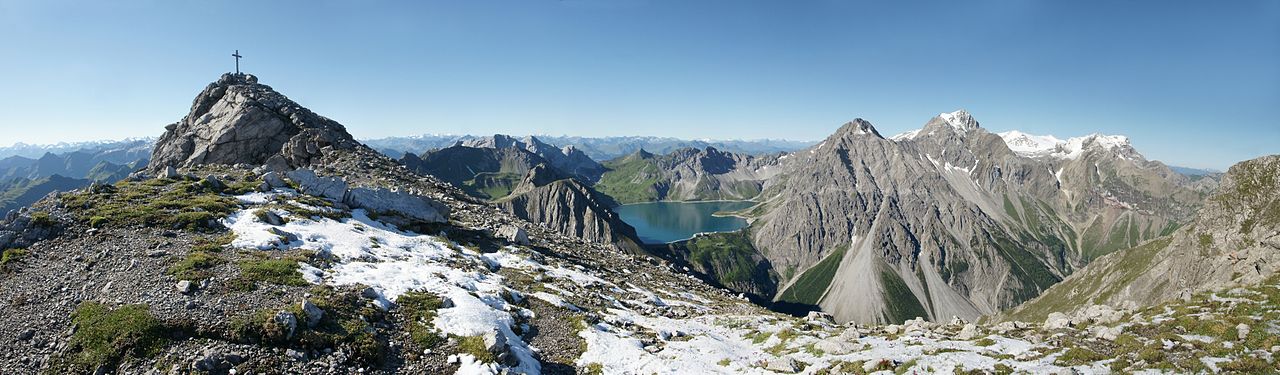 English: The Lüner Lake, seen from Saulakopf (9,769° - 2,517 m). Left is Schafgafall (2,414 m) and right Seekopf (2.698 m). Behind the lake are Kanzelköpfe (2,437 m) and Girenspitze (2,394 m) in Switzerland.