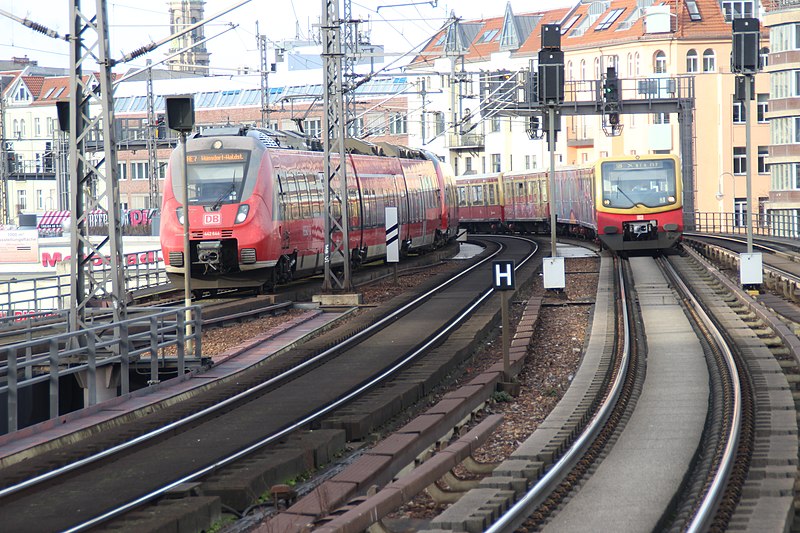 File:RE7 und S9 am Bahnhof Berlin-Alexanderplatz.jpg