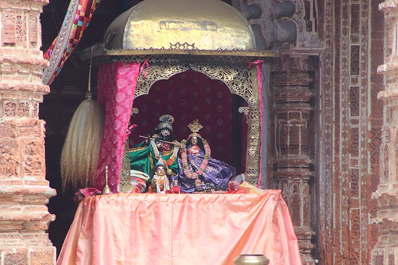 File:RadhaKrishn Statue in Kantajew Temple.jpg