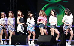 Rainbow vuonna 2013. Vasemmalta oikealle: Woori, Noeul, Jaekyung, Hyunyoung, Seungah, Jisook ja Yoonhye.