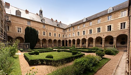 Внутренний двор аббатства Сен-Совё