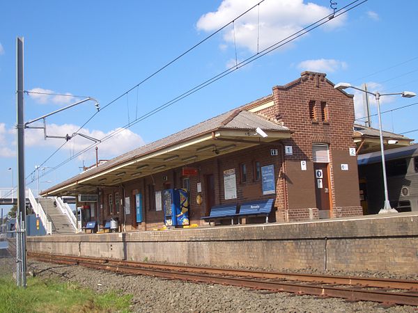 Eastbound view of Platform 1 in April 2007