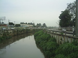O rio na divisa entre São Paulo, à esquerda e Santo André, à direita