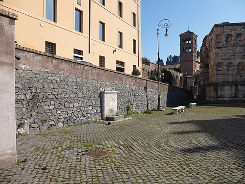Fontänen vid Via del Velabro. I bakgrunden ses kyrkan San Giorgio in Velabro, Arco degli Argentari och Janusbågen.