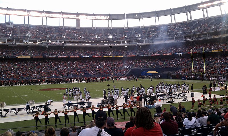 File:SDSU vs Hawaii Qualcomm 8 2012-10-06.jpg