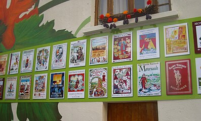 Collection d'affiches des Saint-Vincent antérieures.