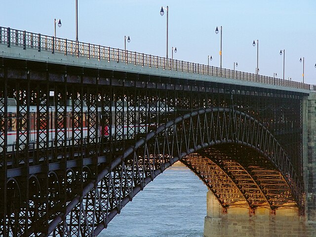 Eads Bridge showing MetroLink train running on lower deck. Light posts for upper automobile deck can be seen along the upper rails.