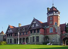 De propiedad municipal, el Palacio de Miramar (1893) es la sede de los Cursos de Verano de la Universidad del País Vasco y de Musikene