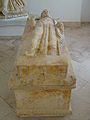 Vue d'une sarcophage dont le couvercle représente un personnage masculin.