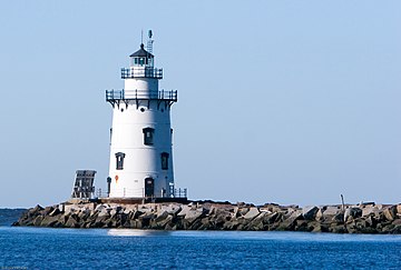 Fil:Saybrook_breakwater_light.jpg