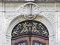 Das Kulturdenkmal Schloß Bürgeln, als Anlage und mit Detailaufnahmen Der Schmuck über der Haupttür