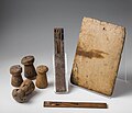 Pestelli per lisciare il papiro, due tavolozze da pittore e una tavoletta in legno