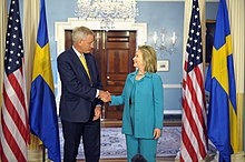 Bildt with U.S. Secretary of State Hillary Clinton in Washington, D.C., on 29 April 2011. Secretary Clinton Shakes Hands With Swedish Foreign Minister Bildt (5675745267).jpg