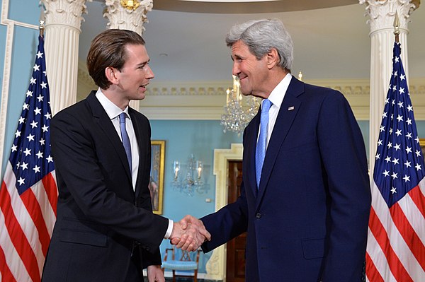 Kurz with the United States Secretary of State John Kerry, 4 April 2016