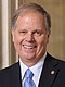 Officiële foto van senator Doug Jones (bijgesneden 2) .jpg