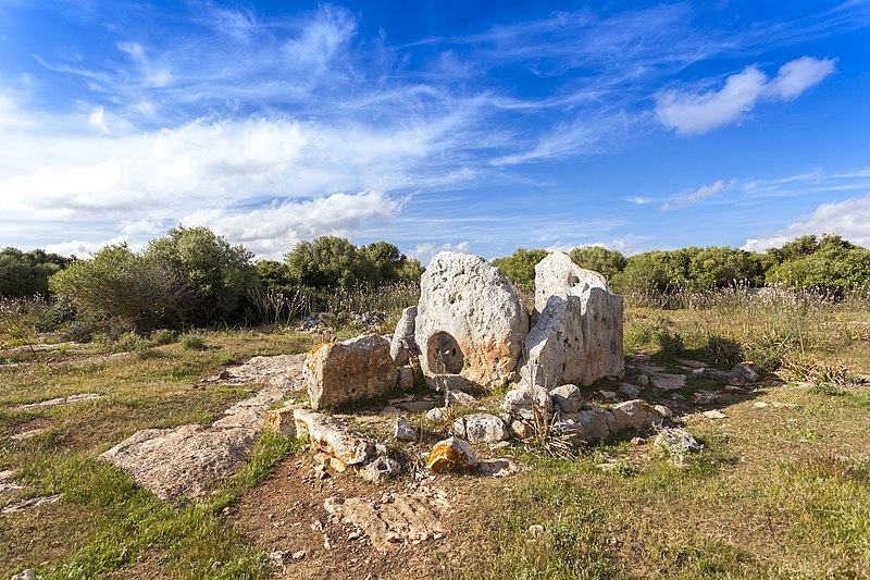 File:Sepulcre de Ses Roques Llises.jpg