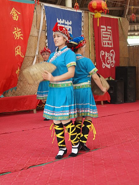 File:She people traditional dance performance in Huanglongyan, Heyuan, Guangdon.jpg