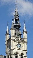 De belforttoren van het stadhuis van Sint-Niklaas met vier pinakels