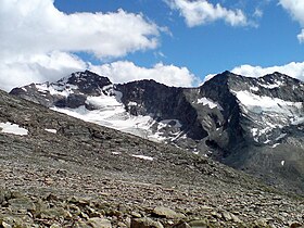 Pohled na Sonnighorn vlevo od cesty vedoucí k Zwischbergenpass v Saas-Almagell.