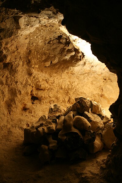 File:Spiennes - Minières néolithiques de silex (2).jpg