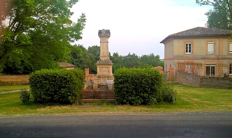 File:St-Thomas (31) - Monument aux morts.jpg