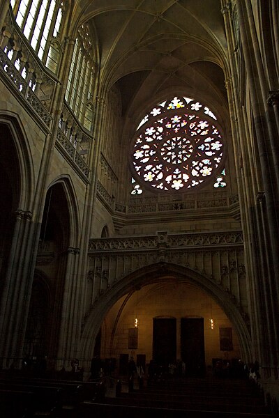 File:St. Vitus Cathedral, overview to rose window 1.jpg