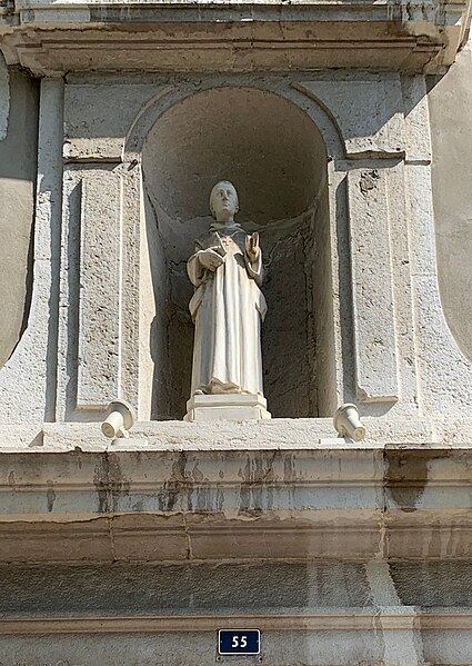 File:Statue au-dessus de l'entrée de l'ancien couvent des Dames de Bons qui accueille la communauté de communes.jpg