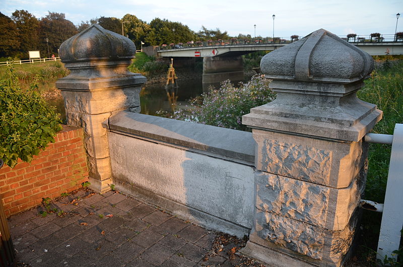 File:Stenen bruggenhoofden, kant Gemeentestraat, Duffel.jpg