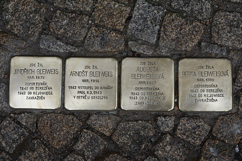 File:Stolpersteine in Lomnice.JPG