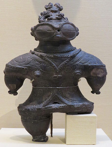 Shakōki-dogū (遮光器土偶) (1000–400 BC), "goggle-eyed type" figurine. Tokyo National Museum