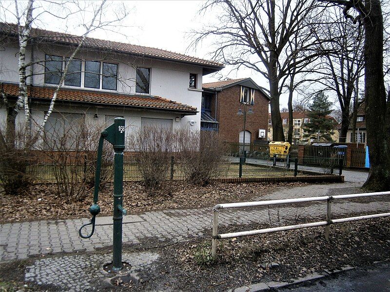 File:Straßenbrunnen168 Heiligensee Hennigsdorfer Straße (5).jpg