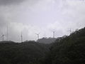 太鼓山の中腹から見た風力発電機（プロペラ落下事故以前の2011年5月）