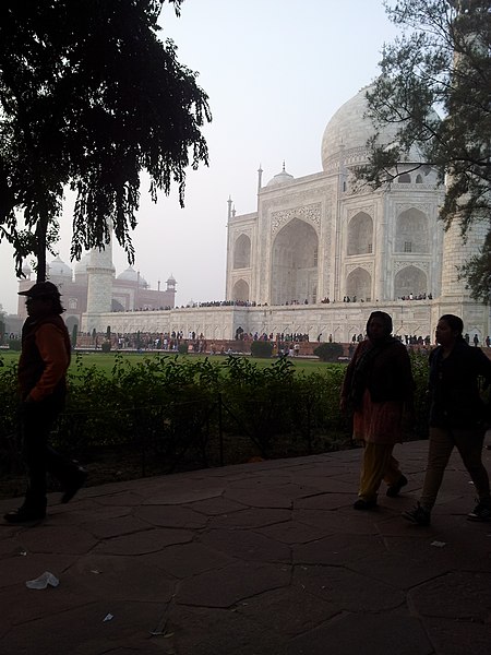 File:Taj mahal side view walkway.jpg