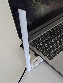 Un adaptor Wi-Fi pe USB 2.0 cu antenă de câștig mare, însă aceste adaptoare în general se conectează la un PC, și mai rar la un laptop.