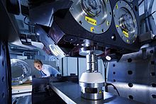 photographie du banc de test avec un scientifique qui observe le déroulé du test